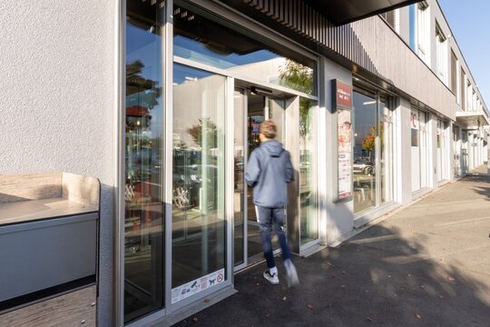 Schnelle Türen für ein Schnellimbiss Restaurant - KFC Volketswil