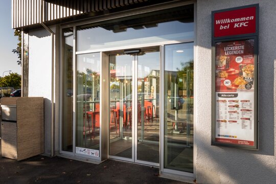 Schnelle Türen für ein Schnellimbiss Restaurant - KFC Volketswil