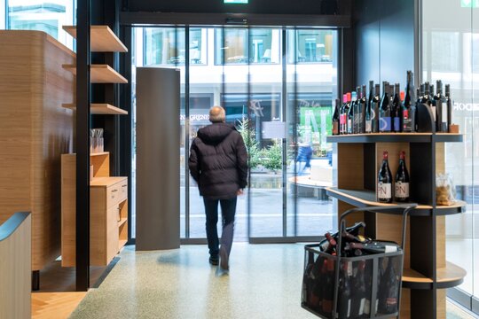 Thermisch getrennte Schiebetüren für ein gemütliches Ambiente - Pur Suisse im Steinbock Center Chur