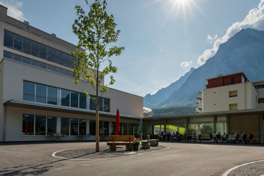 Bâtiment adapté à l'âge - Centre pour personnes âgées de Bühli dans la belle région de Glaris