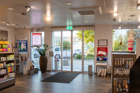 Des portes a rupture de ponts thermiques - La pharmacie Toppharm Storchen à Safenwil