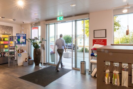 Des portes a rupture de ponts thermiques - La pharmacie Toppharm Storchen à Safenwil