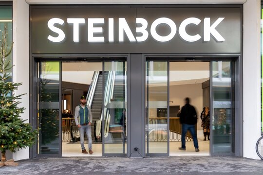 Des portes coulissantes à séparation thermique pour une ambiance chaleureuse - Pur Suisse au Steinbock Center Coire