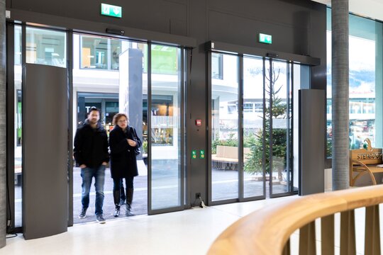 Des portes coulissantes à séparation thermique pour une ambiance chaleureuse - Pur Suisse au Steinbock Center Coire