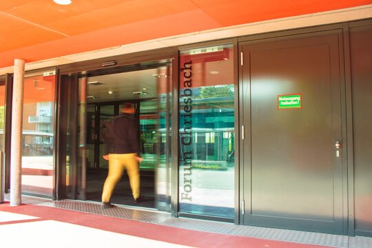 EAWAG Dübendorf – Porte téléscopique à rupture de pont thermique pour un bâtiment de construction durable