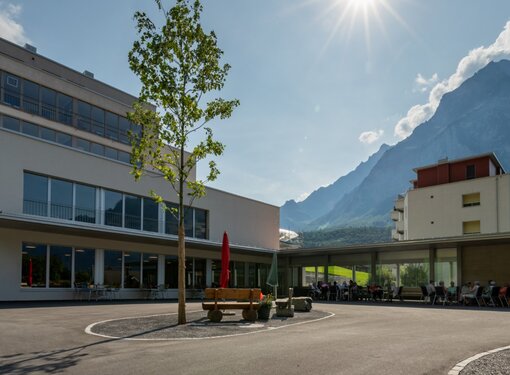 Bâtiment adapté à l'âge - Centre pour personnes âgées de Bühli dans la belle région de Glaris